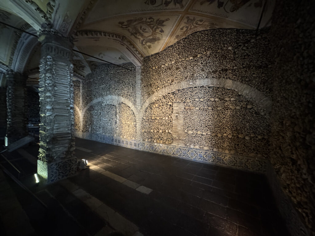 Capela dos Ossos, la capilla de los huesos de Évora es un impresionante espacio con sus paredes llenas de calaveras y huesos