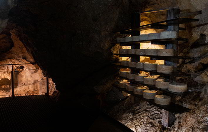 Interior de cueva de maduración con quesos Cabrales afinándose