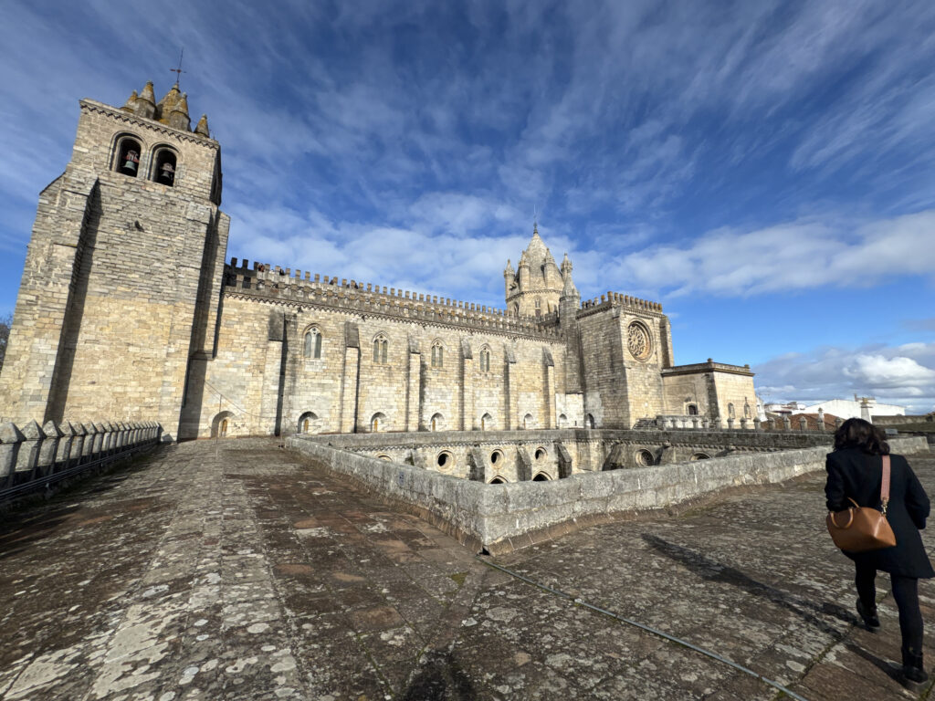 Se de Evora, la catedral de la ciudad es un monumento impresionante con una de las mejores vistas de la ciudad