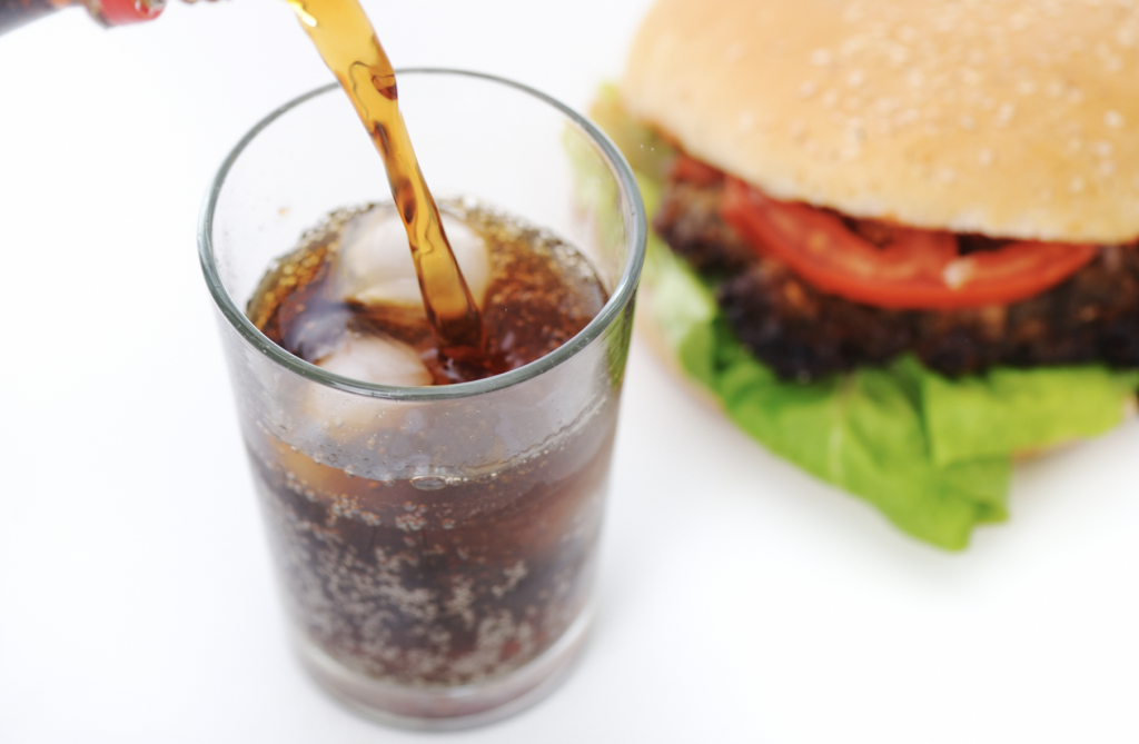 Hamburguesa con refresco de cola, plato agridulce por excelencia