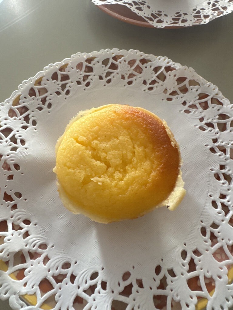 Queijada de Évora proviene de la repostería conventual alentejana; son pequeñas tartitas con relleno cremoso de queso que casi se pueden comer de un sólo bocado