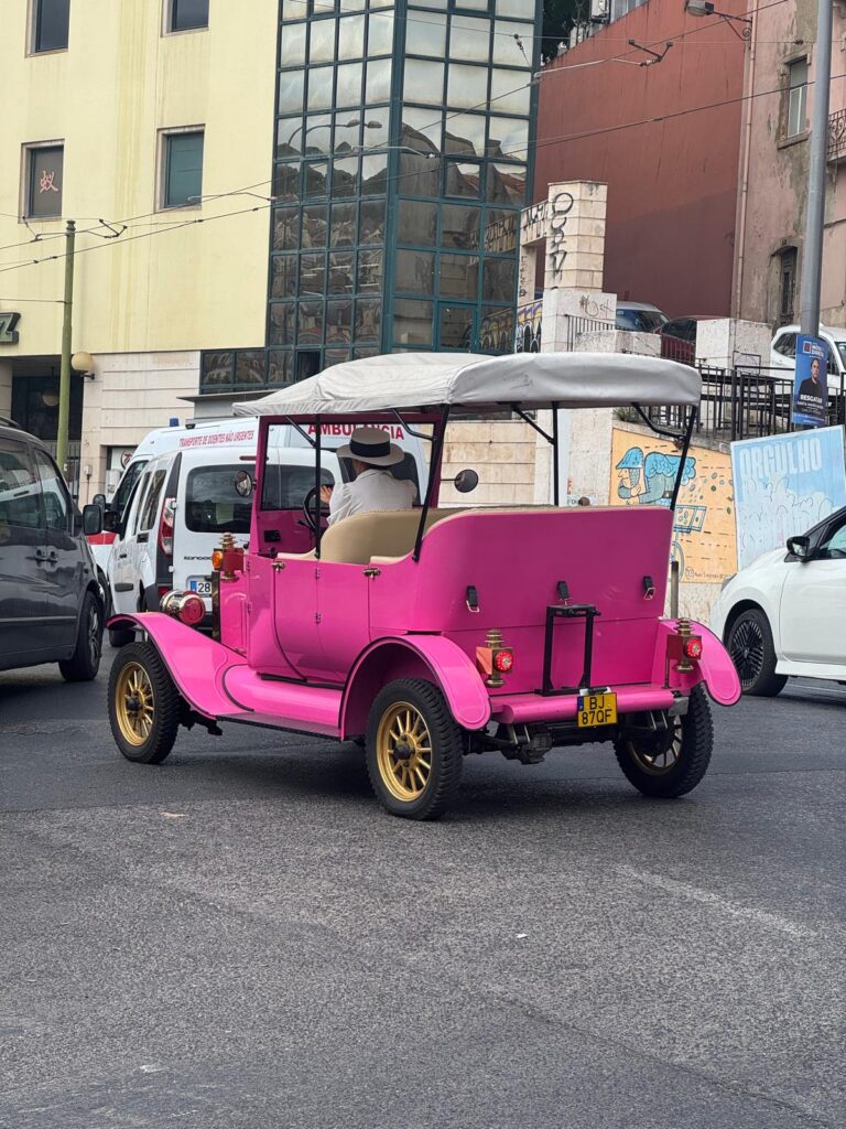 vehículo turístico de los muchos que pasean por Lisboa