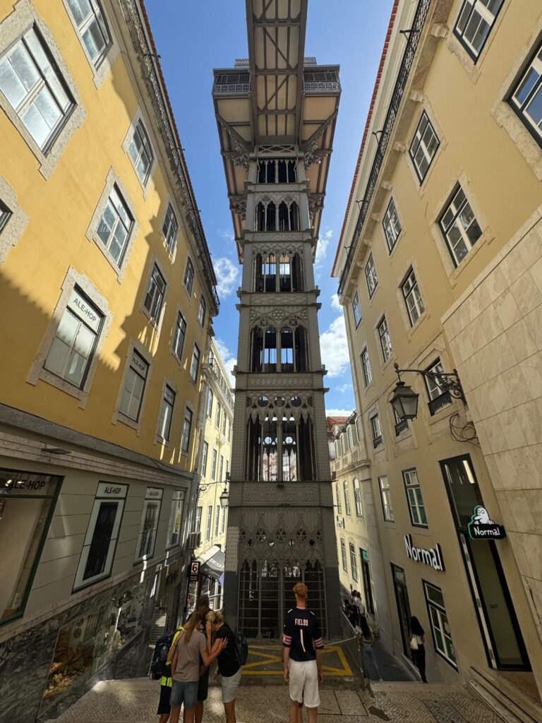 ascensor mirador que comunica la zona alta y baja de la ciudad