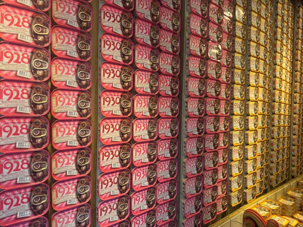 Tienda turística con latas de sardinas y otros productos con todos los años.