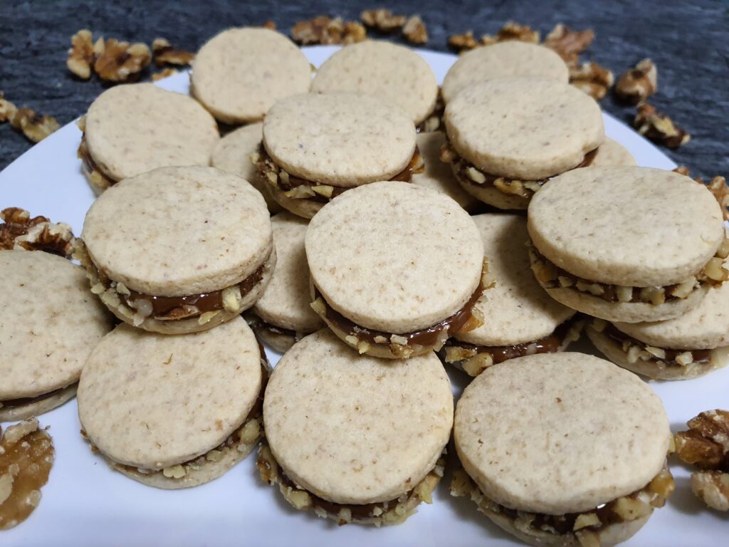 Alfajores rellenos de dulce de leche, receta casera y sencilla