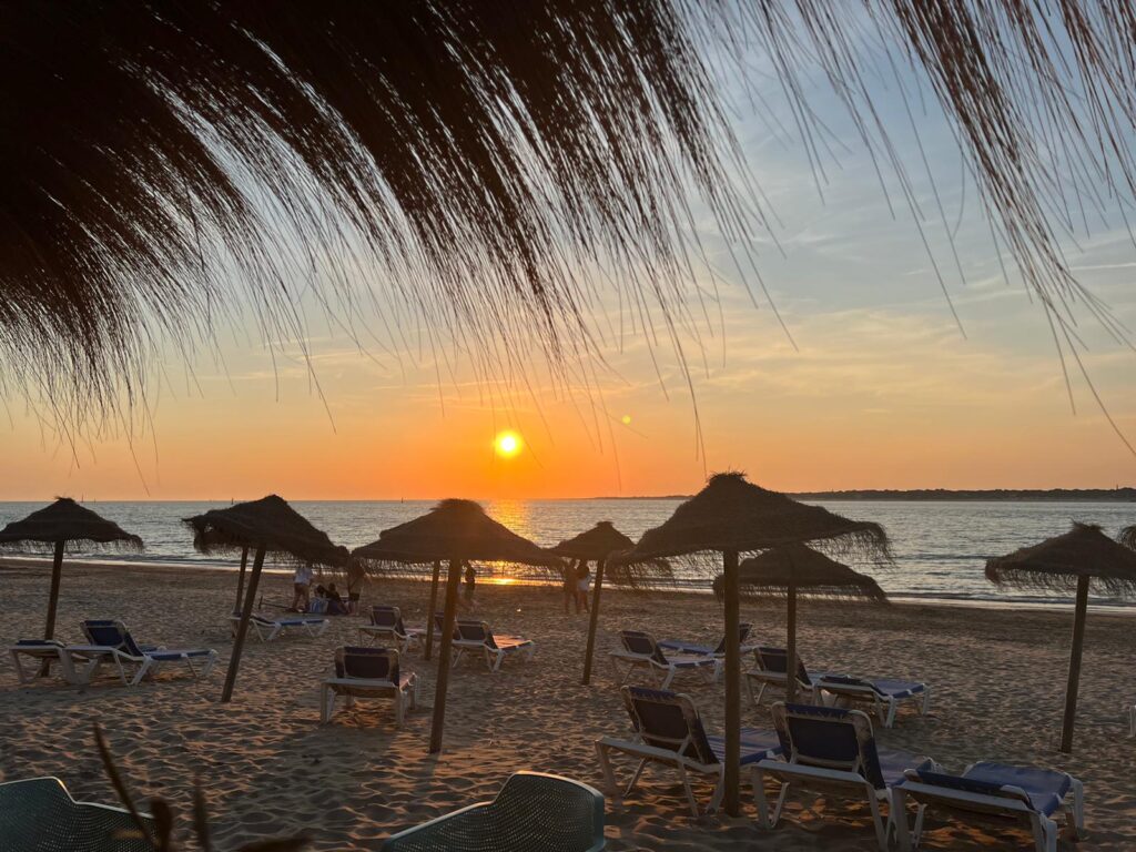 atardecer desde el chiringuito La Orilla al principio de la playa junto a Bajo Guía en Sanlúcar de Barrameda