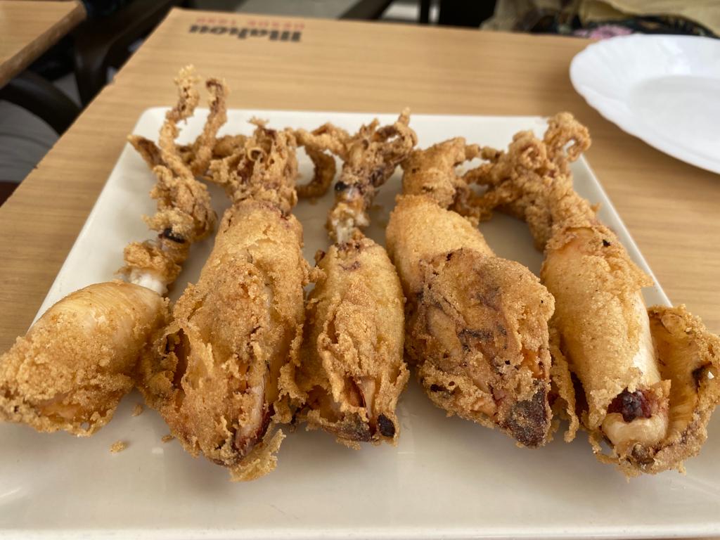 Chipirones fritos de Casa Antonio en la Plaza La Paz de Sanlúcar de Barrameda