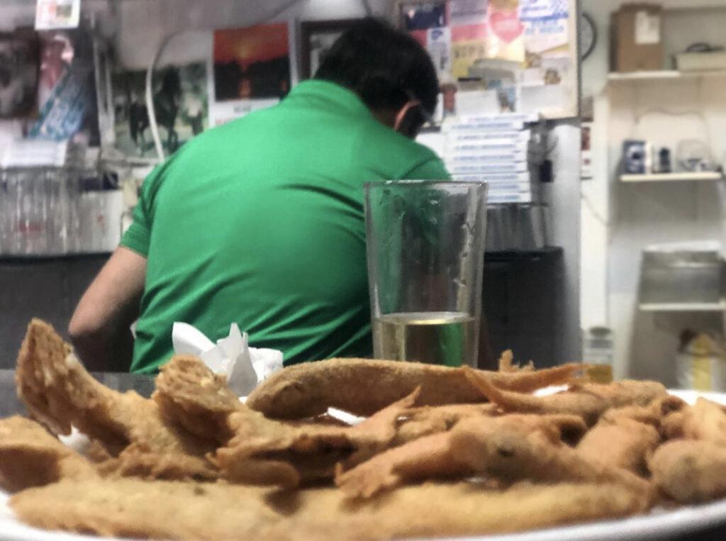 Pescaito frito en La Peña Bética Er Carlos en el Barrio de Sanlúcar de Barrameda