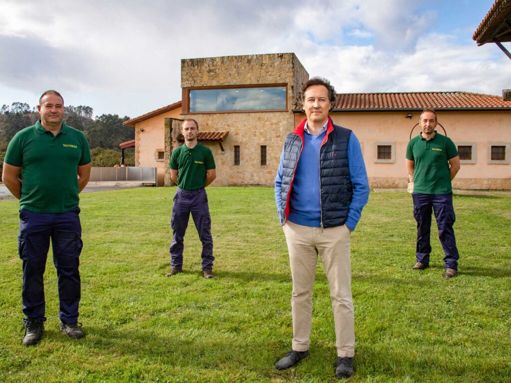 José Masaveu con el equipo del Llagar Valverán en Asturies