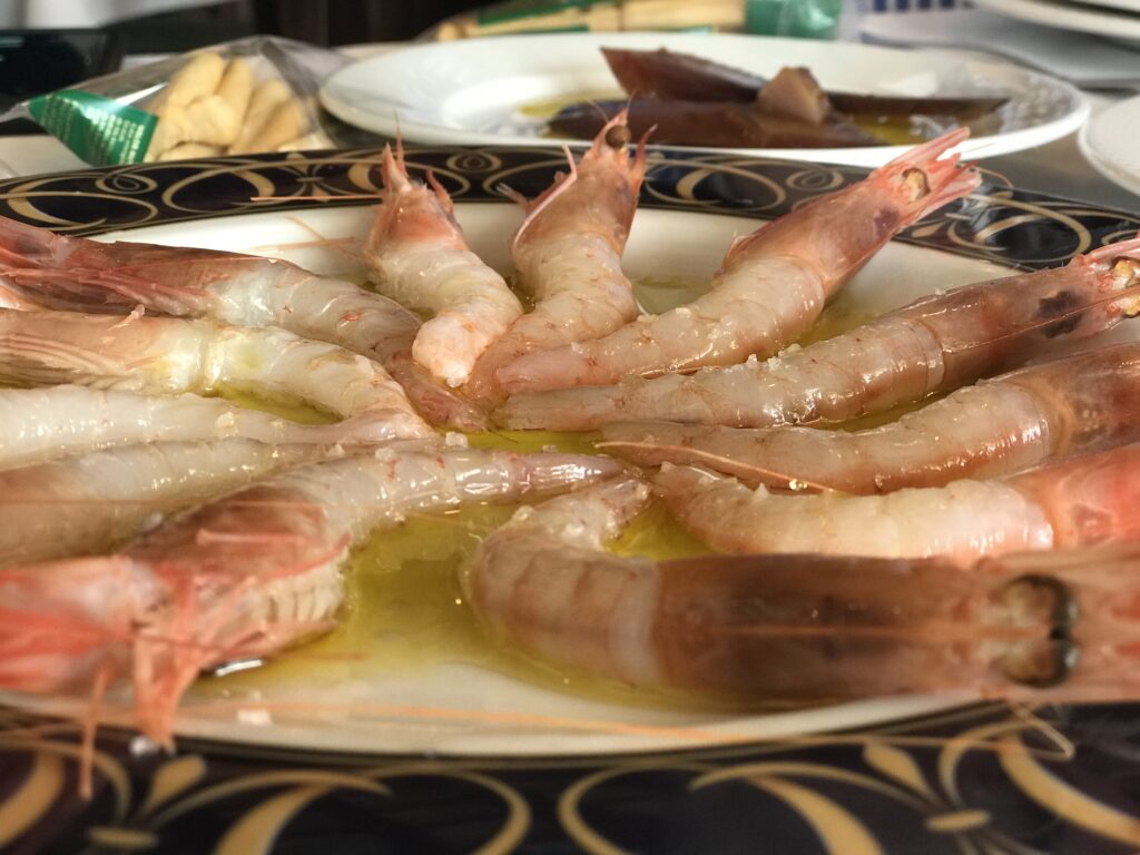 Gambas crudas en AOVE en el Poma de Sanlúcar de Barrameda