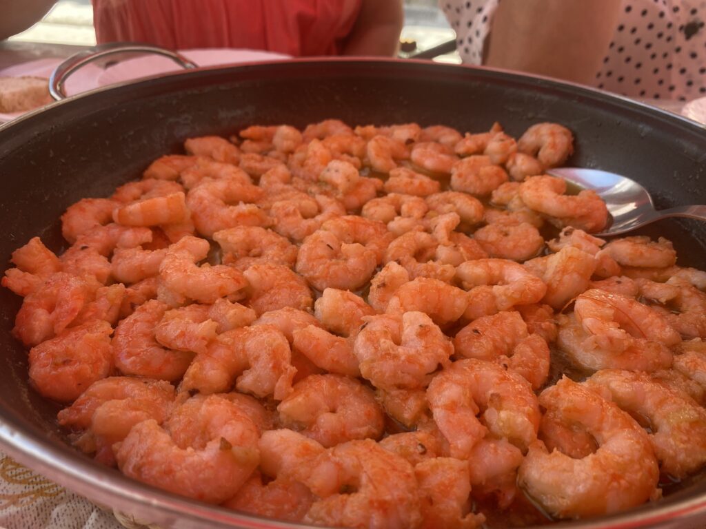 Langostinos al ajillo de El Rinconcillo la casa de Maolito Damian en el Barrio Alto de Sanlúcar de Barrameda
