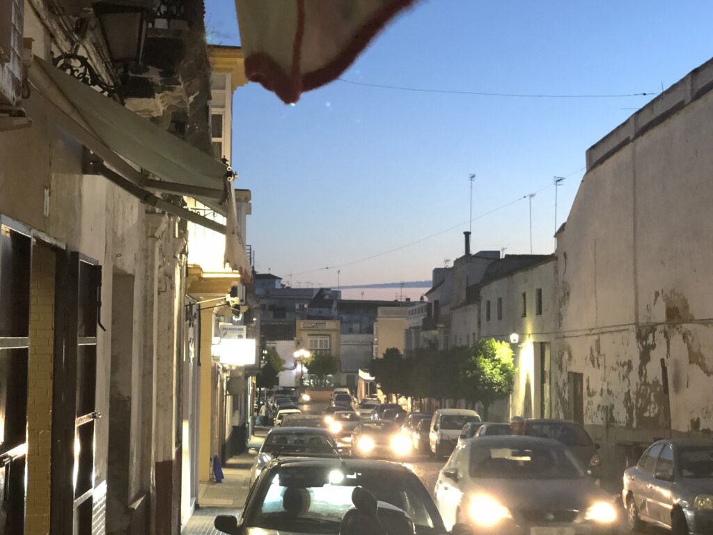 Calle Pozo Amarguillo la via principal del Barrio Alto que comunica con la Algaida