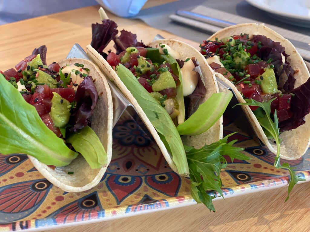 Tacos de atún rojo en el gastrobar Doña Calma en Sanlúcar de Barrameda