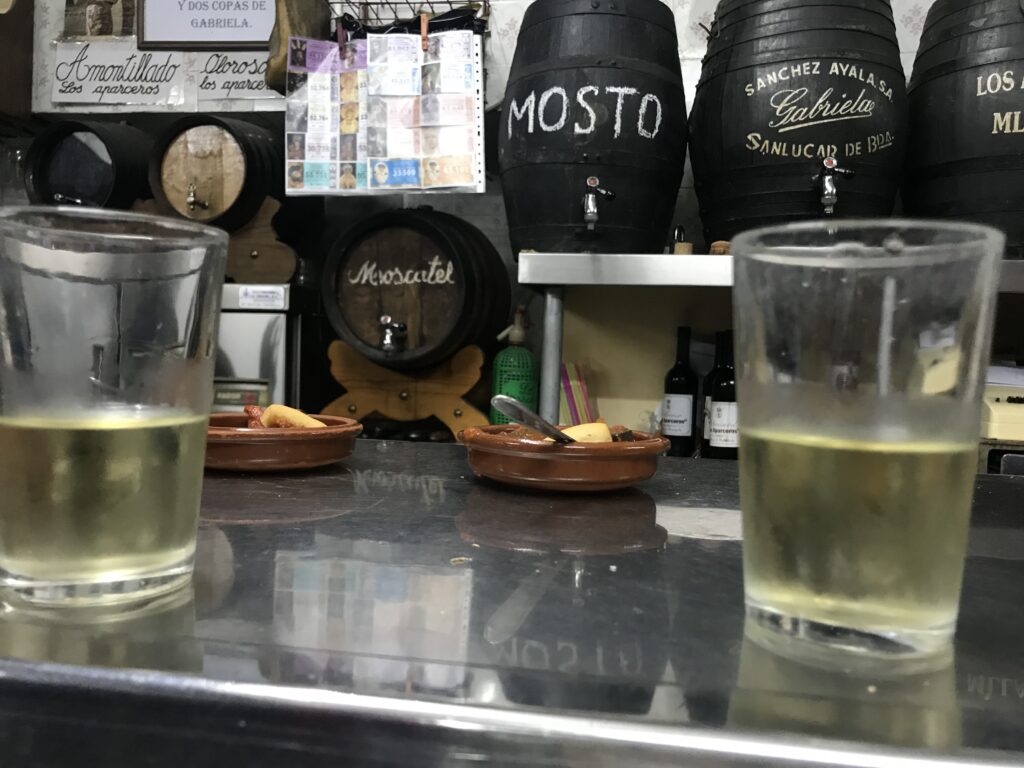 Gorrión, el vaso de vino en el que se sirve la manzanilla en el barrio alto, con las botas de Los Aparceros