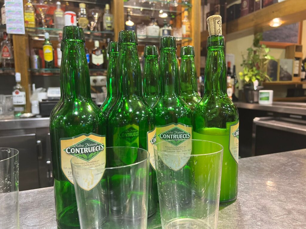 Botellas de sidra en una sidreria asturiana, forma tradicional de consumo de la bebida