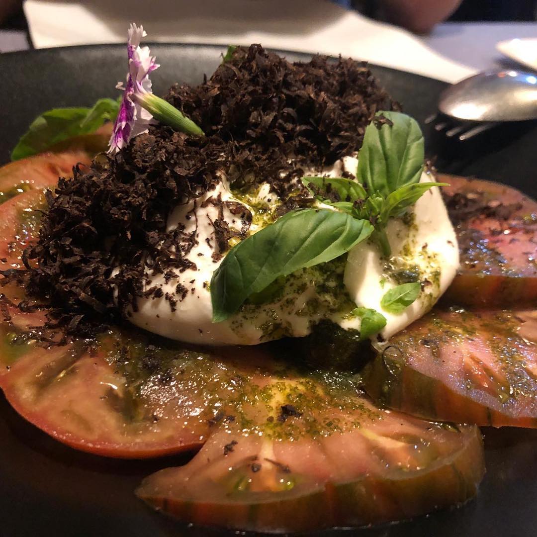 ensalada de burrata en el restaurante el cencerro de xixon