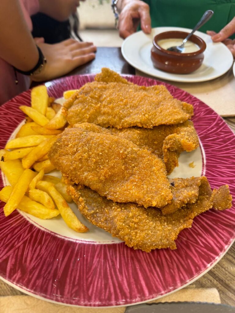 Escalopines de ternera al cabrales, plato tradicional asturiano en la sidreria nava de gijon