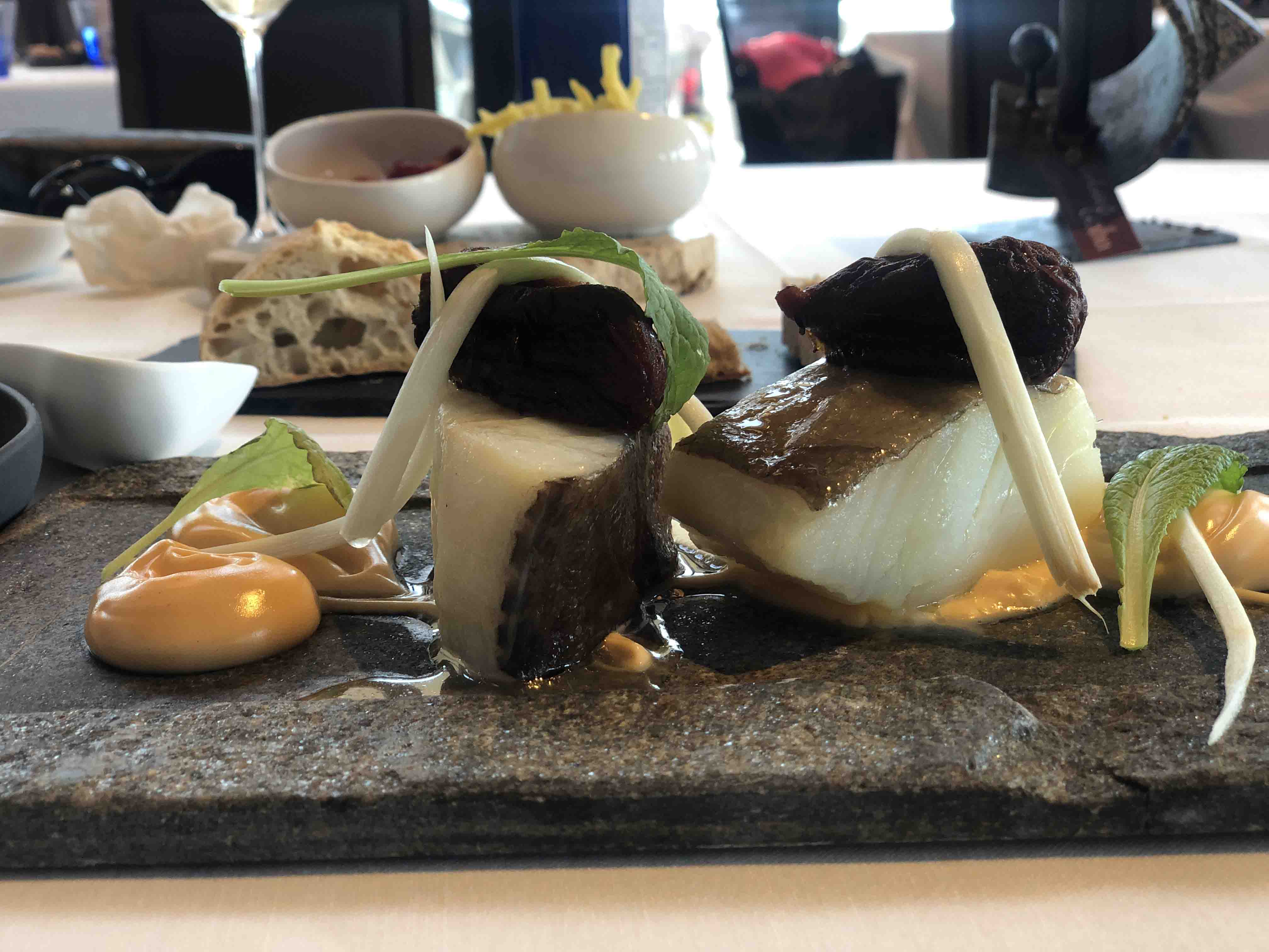 pescado elaborado en el restaurante auga estrella michelin de gijon