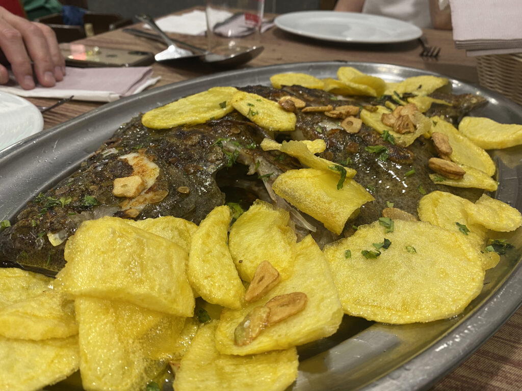 Una de las formas tradicionales de comer el pescado en Xixon en este caso a la espalda