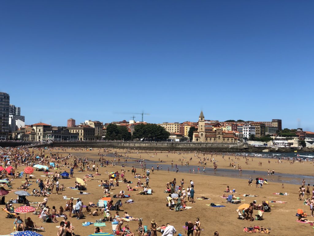 vista de la playa de san lorenzo la mas grande de la ciudad de gijon