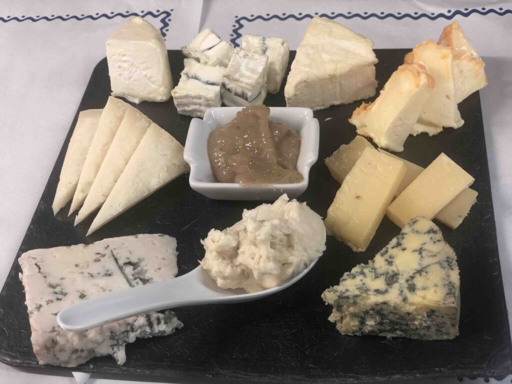 tabla de quesos artesanos en Las Rias en Xixón Gijón