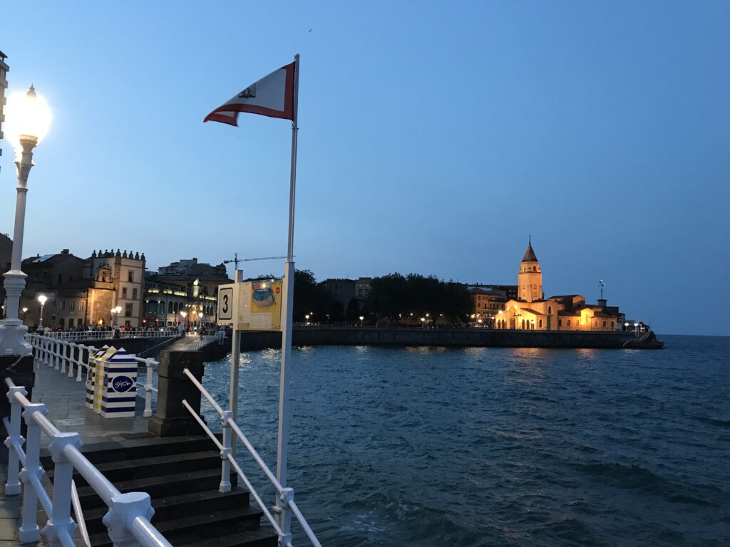 iglesia de san pedro iluminada al principio de la playa de san lorenzo en gijon