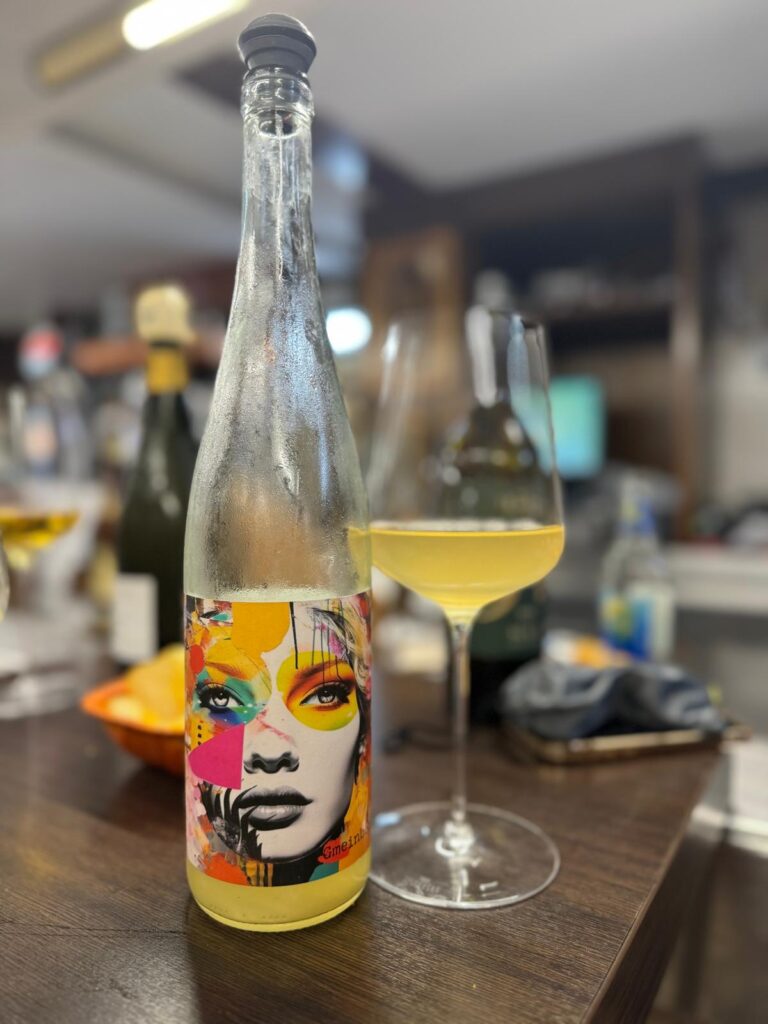 vino blanco en Las Rias Gijón Xixón con sus nuevas copas