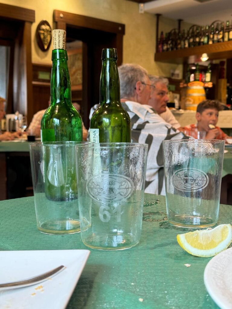 Sidra en casa ferino, roces, gijon, con los numeros en los vasos desde el covid 19