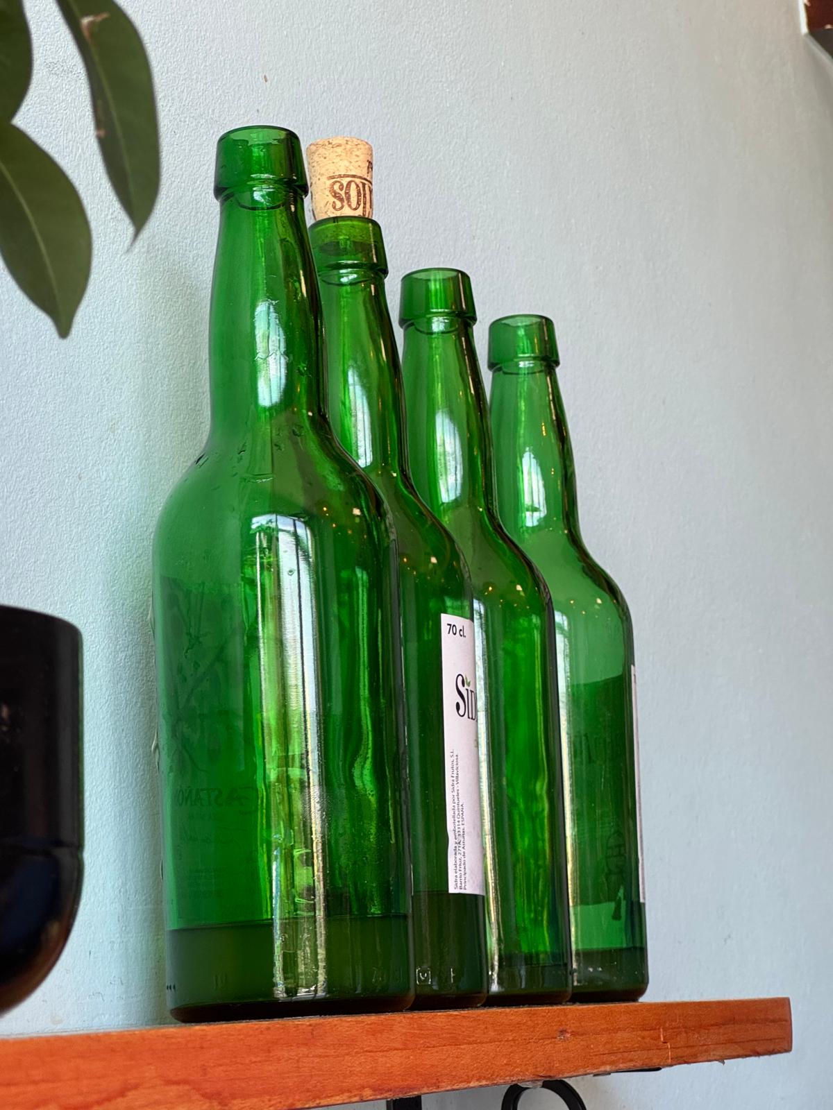 botellas de sidra forma tradicional de consumo en asturies