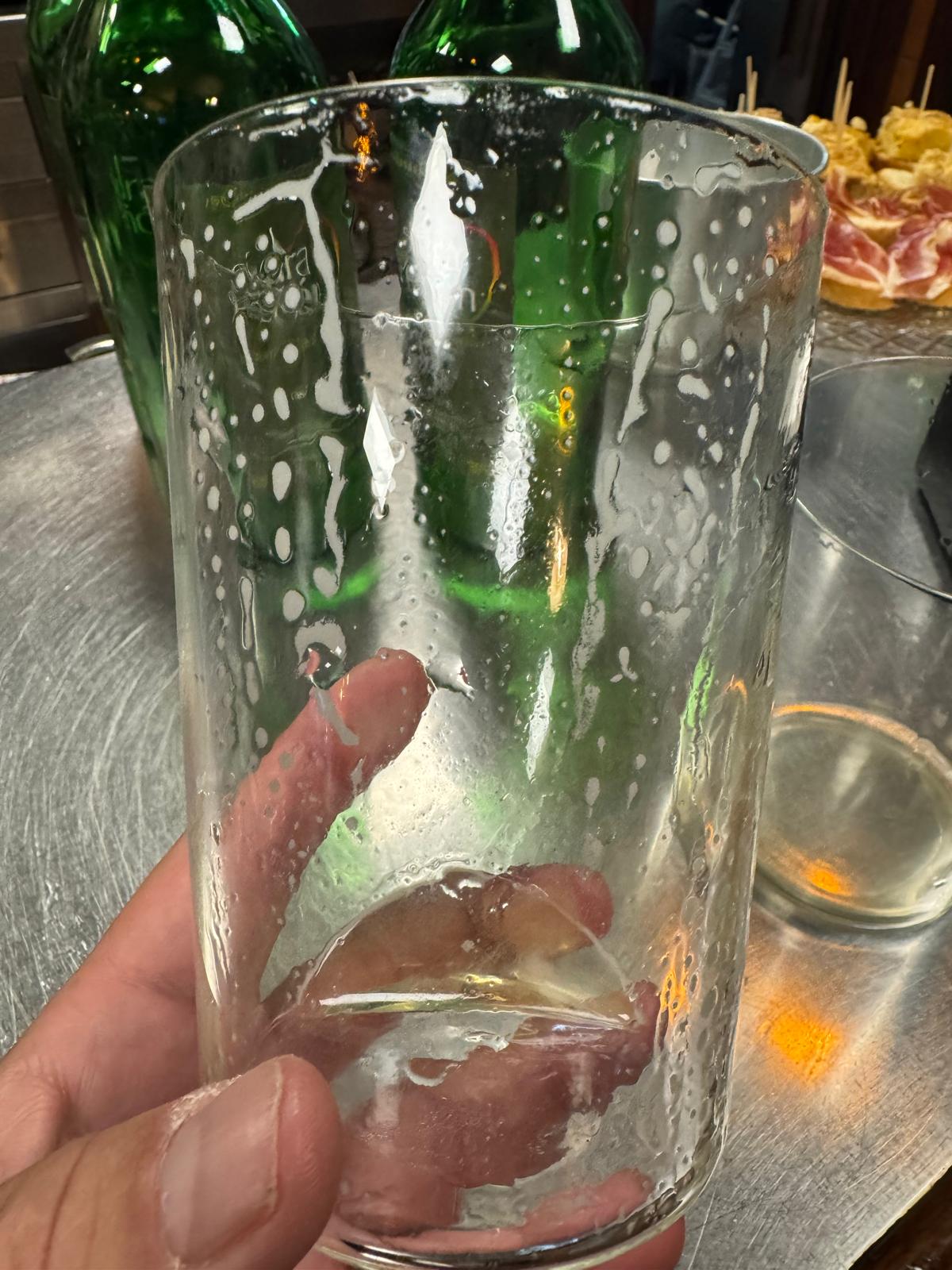 pegue de la sidra de calidad bien escanciada