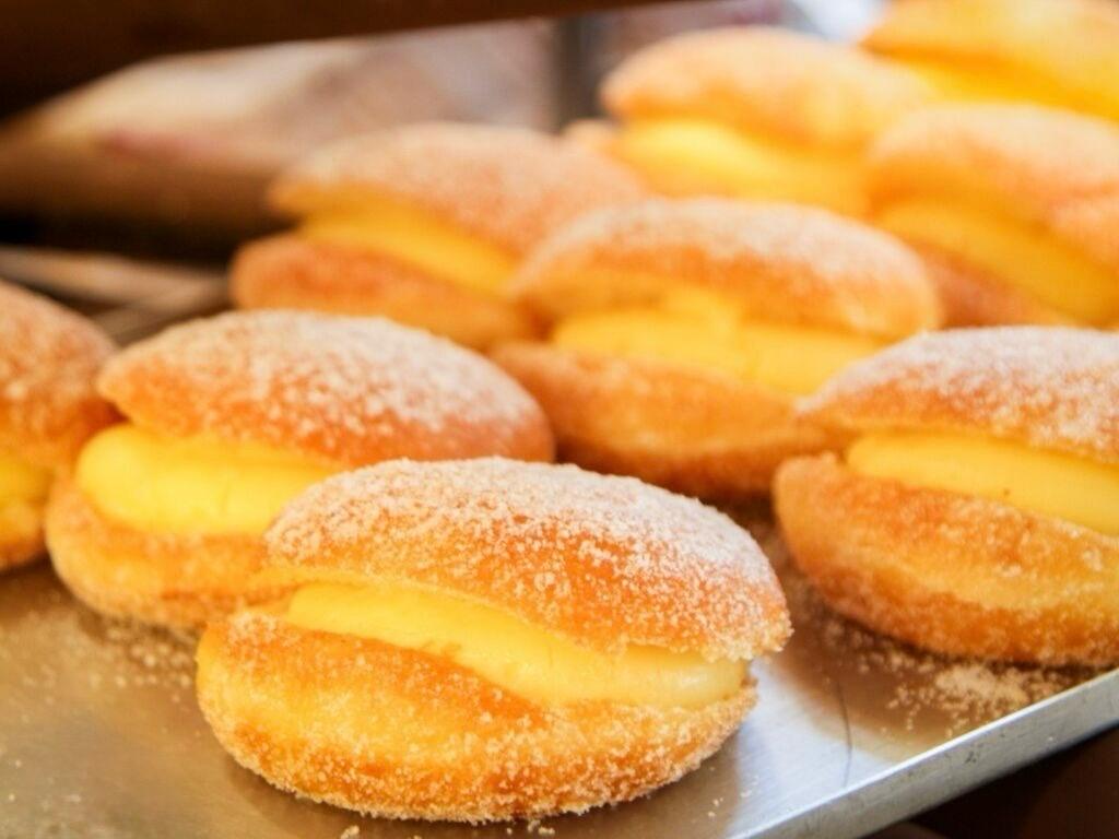 Bomba de crema en confitería san antonio de xixón