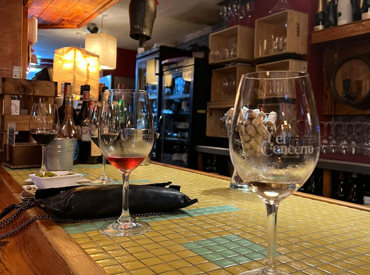 barra de vinos en el cencerro en Xixón