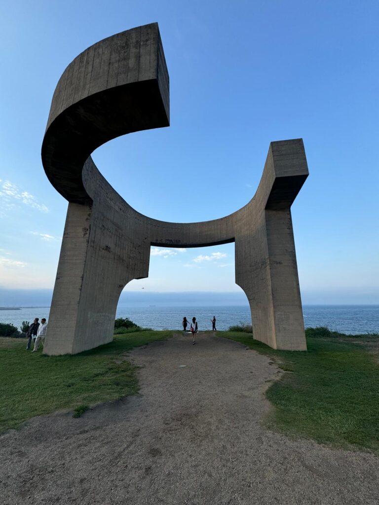 elogio del horizonte de eduardon chillida, escultura que preside el paisaje desde l'atalaya de xixon en cimavilla