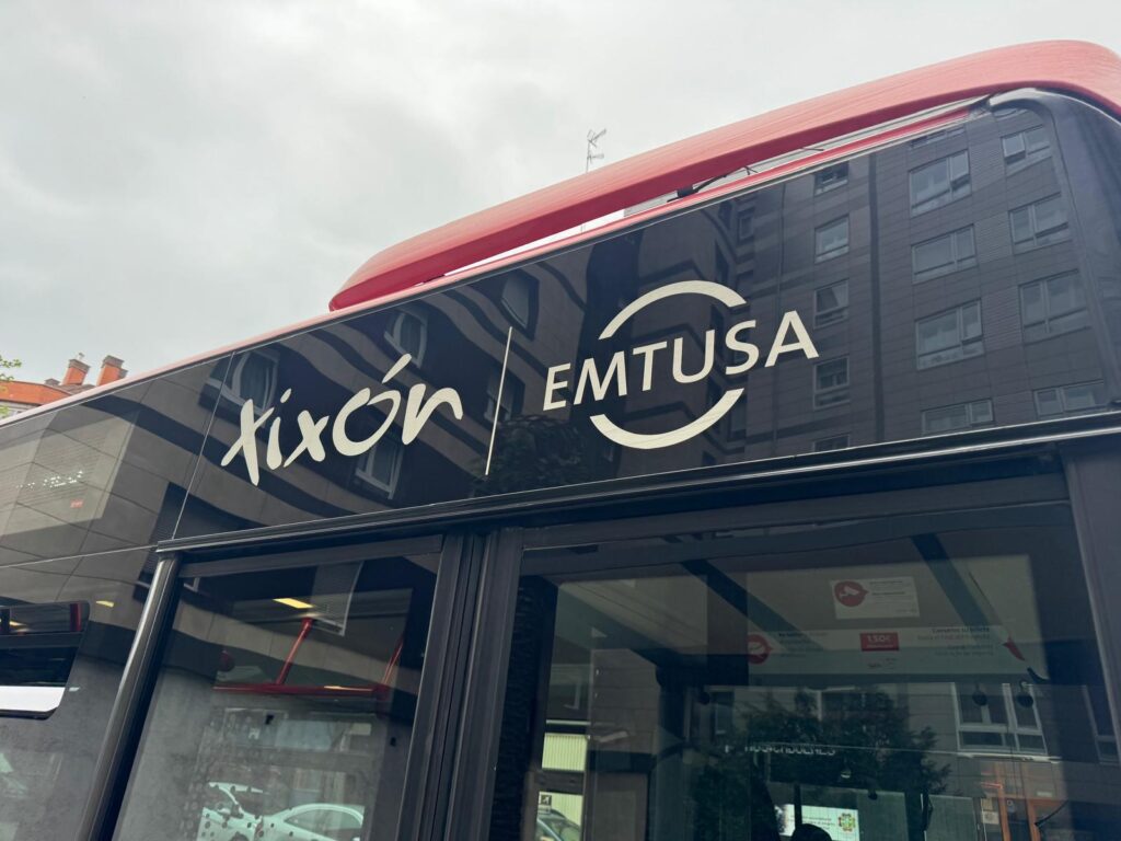 autobus de la empresa de transportes urbanos de gijon