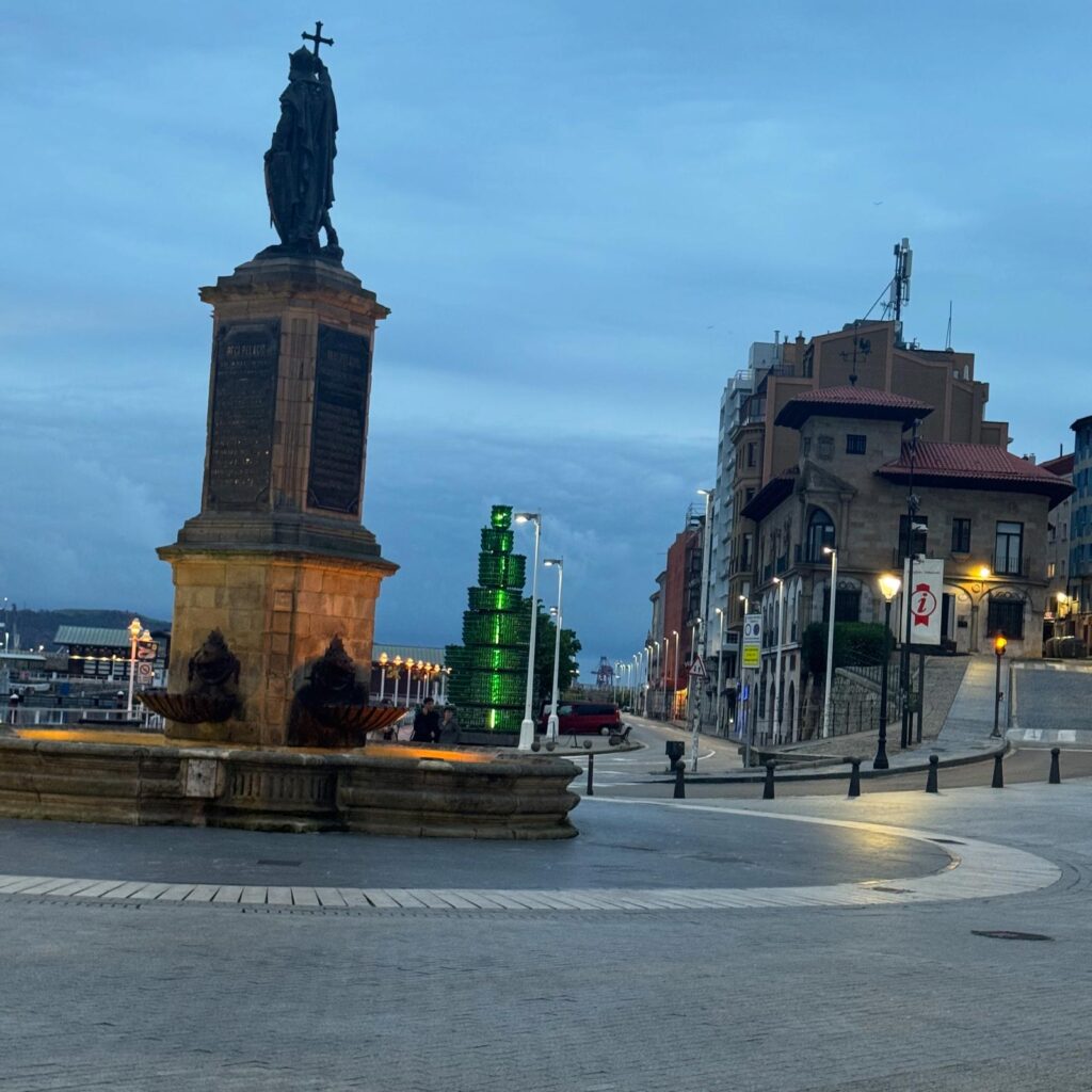 estatua de pelayo en la plaza del marques en Xixón