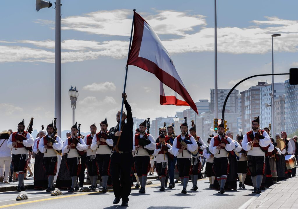 desfile de las bandas de gaitas que participan en el festival de bandes de gaites de gijon xixon