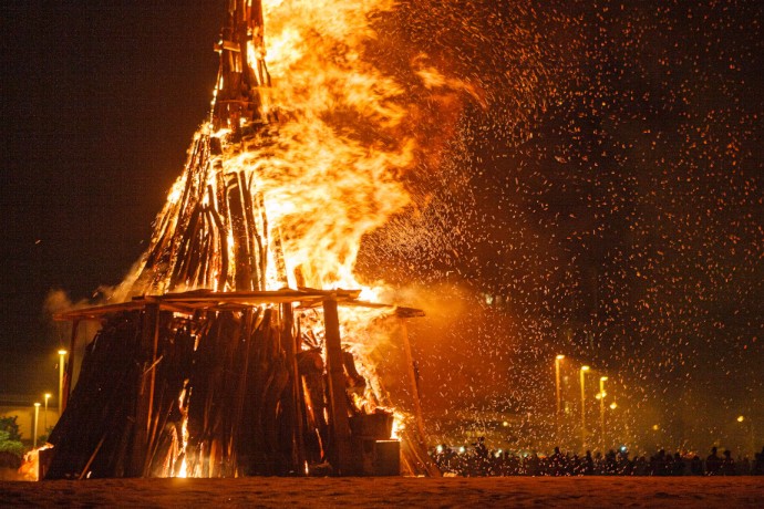 la foguera de san xuan es el pistoletazo de salida a la programación del verano gijones