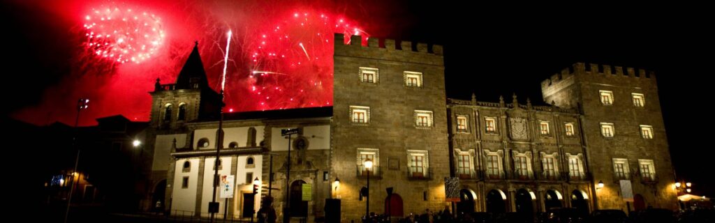 la gran noche de los fuegos artificiales pone colofón a la semana grande que suele dura 9-10 días de gijón