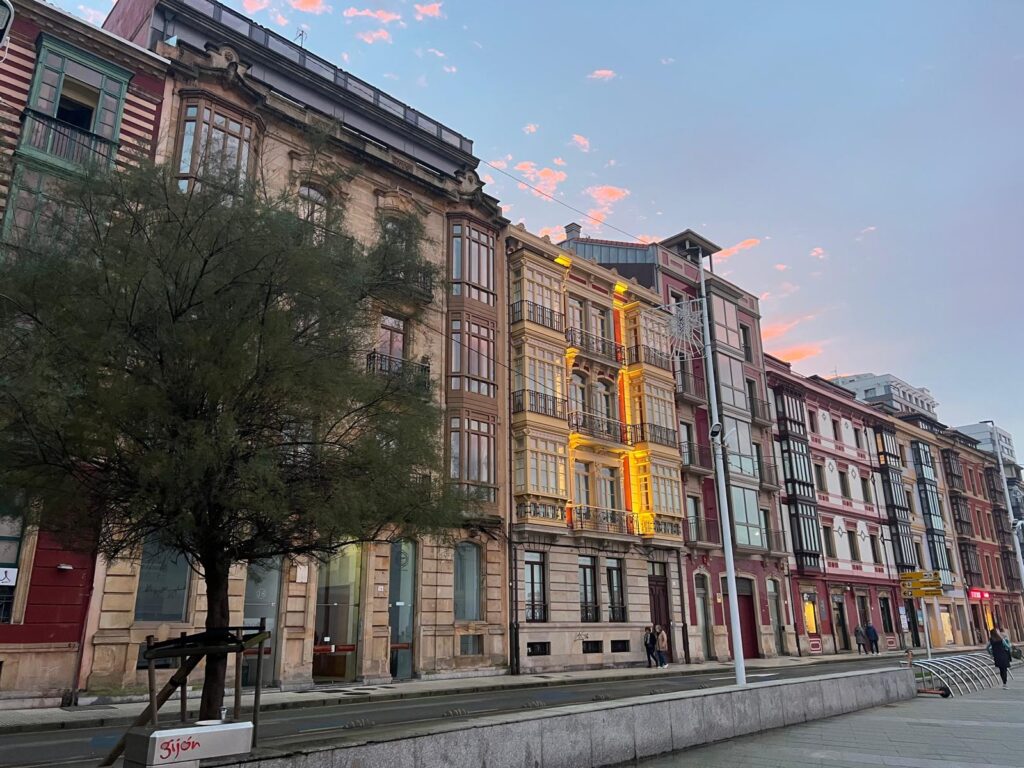edificios del martillo de capua de gijon