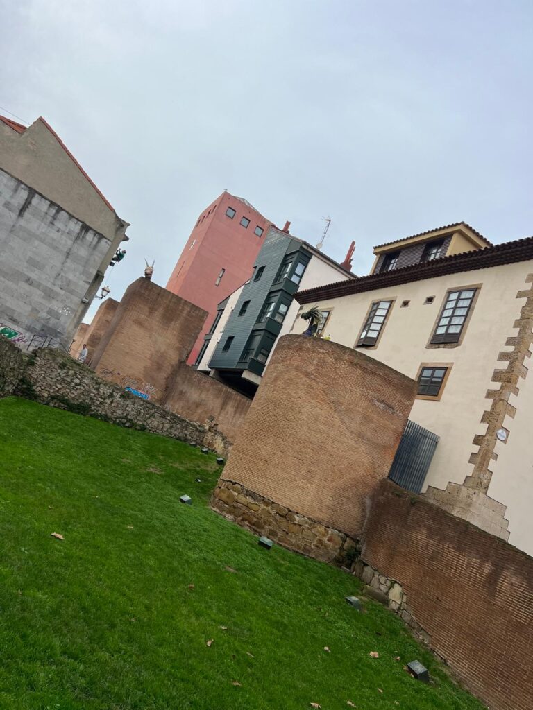 restos y reconstrucción de la antigua muralla que protegía la ciudad de gijon