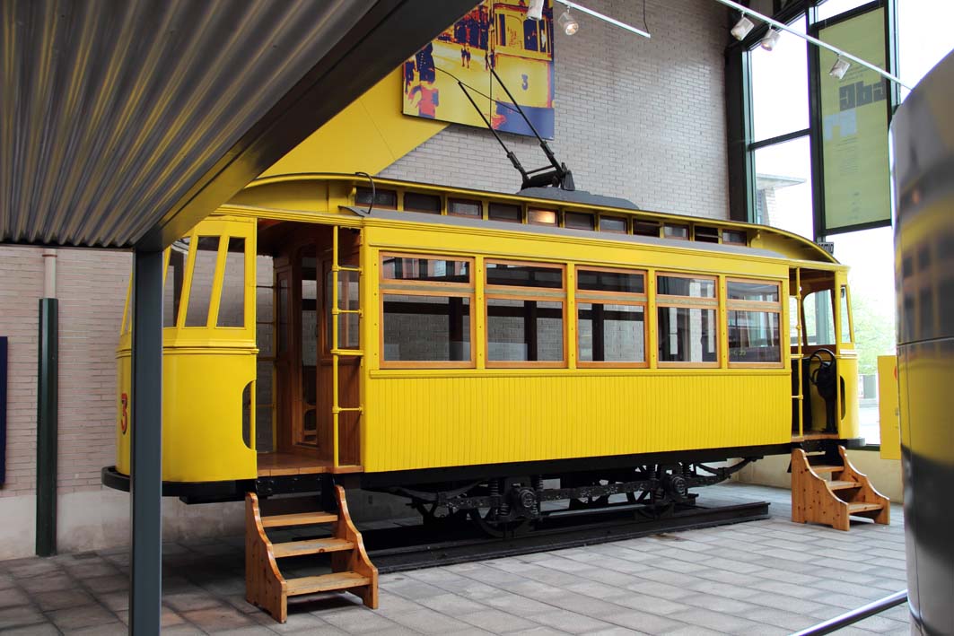 tranvia de xixón vagon original que se encuentra en el museo del ferrocarril de asturias
