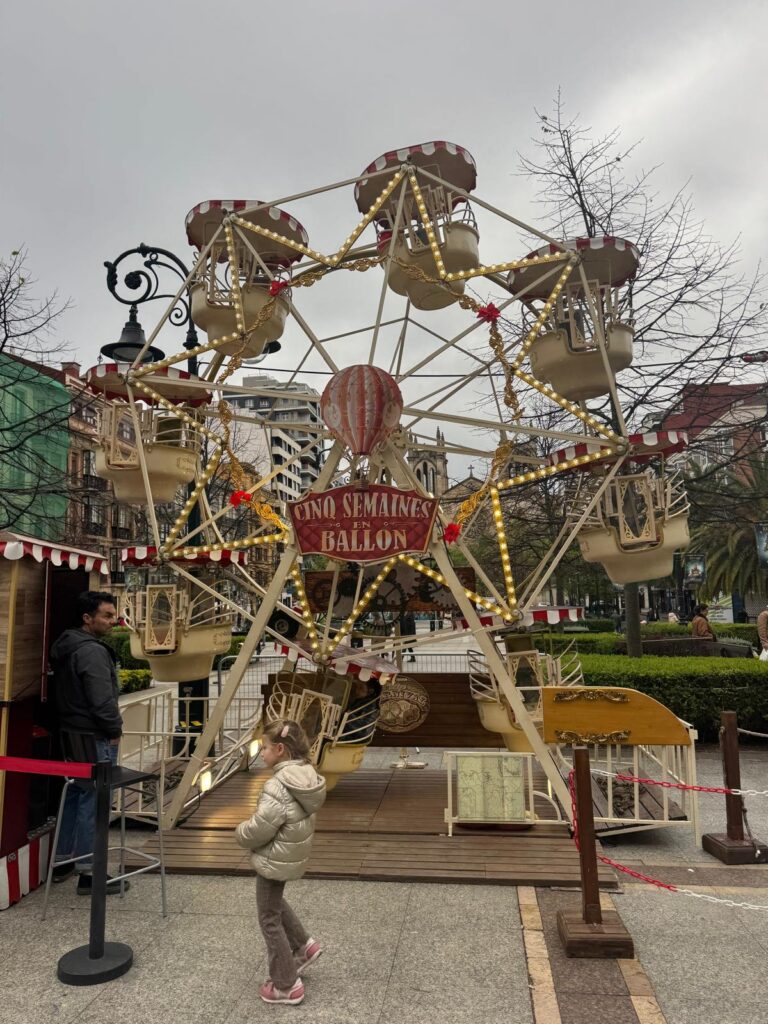 noria vintage que se instala en el mercado navideño de xixon