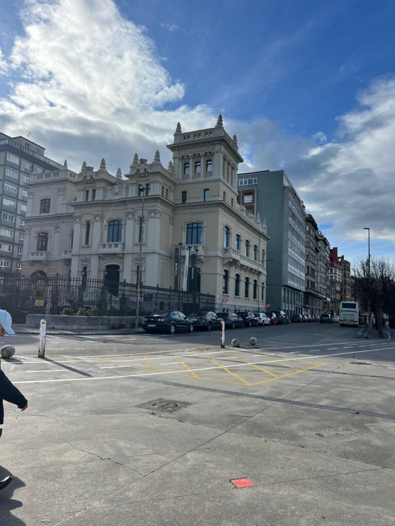 palacio urquijo en el puerto deportivo de xixon gijon