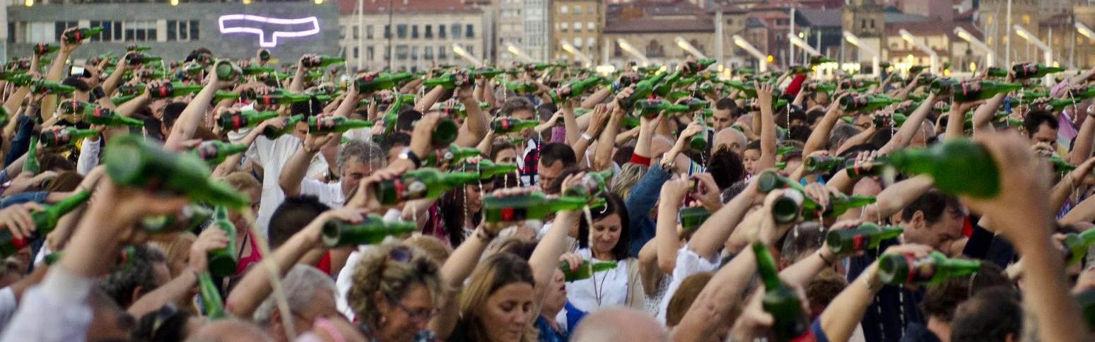 record de escanciado de sidra simultaneo en gijon durante el festival de la sidra