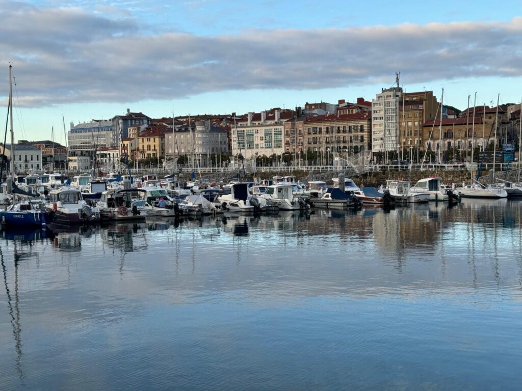 puerto deportivo de xixón con cimavilla al fondo