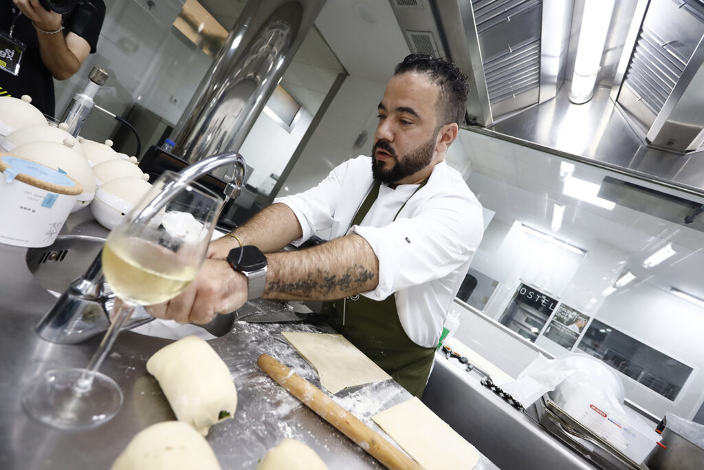 Diego René preparando uno de los platos que le hace ganador de la Copa Jerez 2026