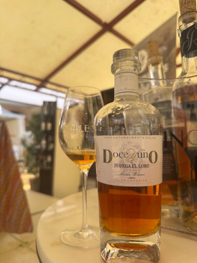 Doce y uno de bodega el lomo de la DOP Islas Canarias un vino naturalmente dulce de larga crianza